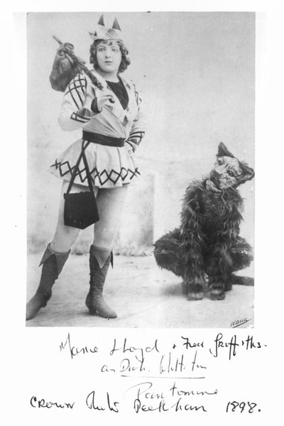 Marie Lloyd (1870-1922) come Dick Whittington nel 1898 da English Photographer